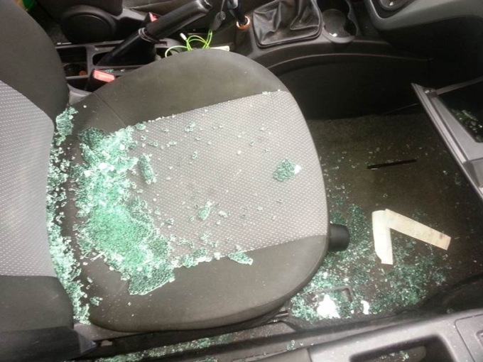 Spacca vetrine, danneggia auto e dà fuoco a un cassonetto, fermato uomo a Chiavari