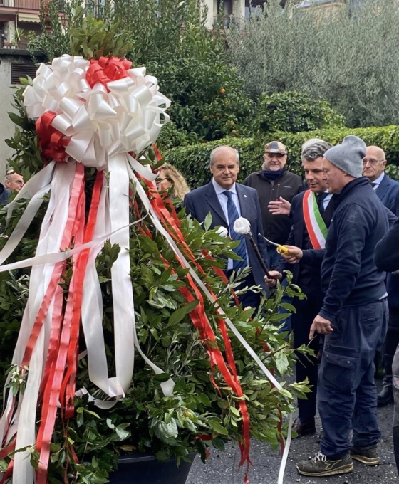 Confuoco di Rapallo, una fiammata ha avvolto i ramoscelli di alloro e ulivo