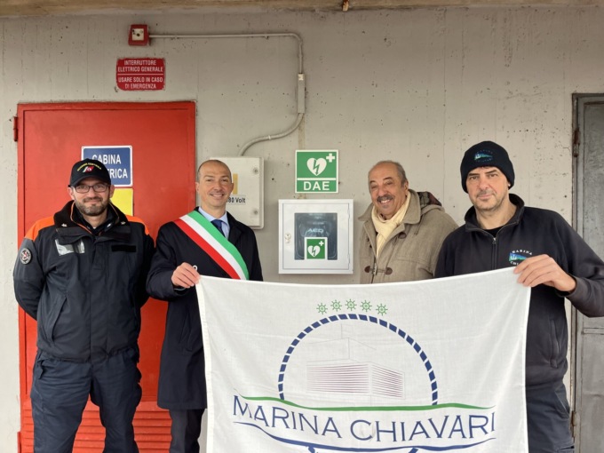 Un nuovo defibrillatore al porto turistico
