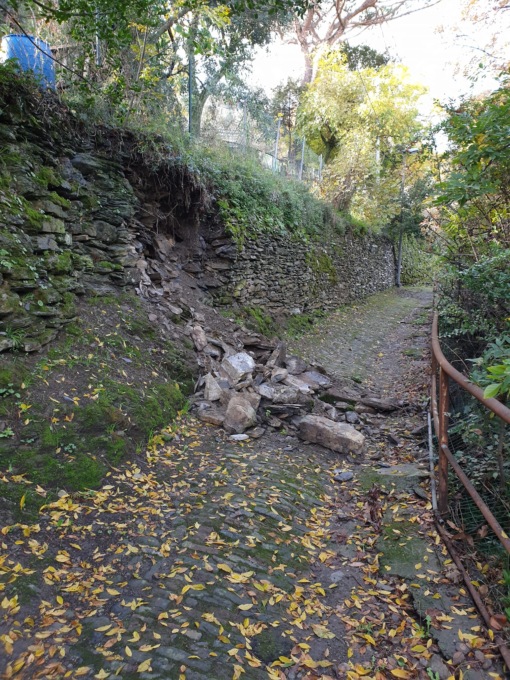 Frana sulla pedonale per il cimitero di Sampierdicanne