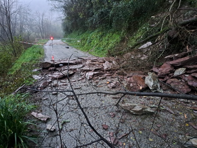 Frana in località Buché, chiusa la strada di Scaruglia