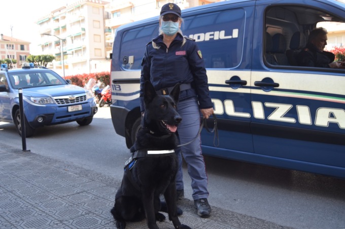 Gettano cocaina e hashish…in pasto ai cani anti-droga: arrestati padre e figlio