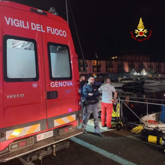 Annega nelle acque del Porto Antico, inutili i tentativi di salvarlo