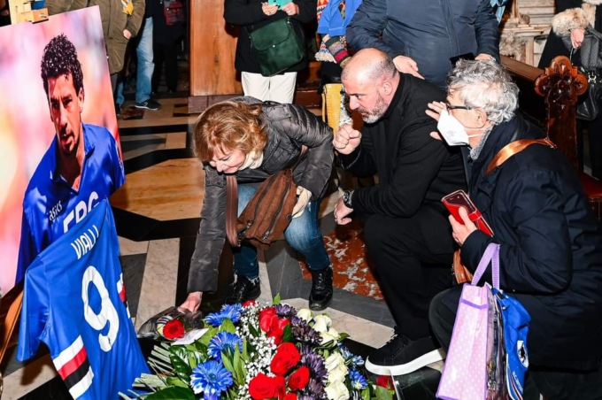 In migliaia a Genova per l’ultimo saluto a Vialli