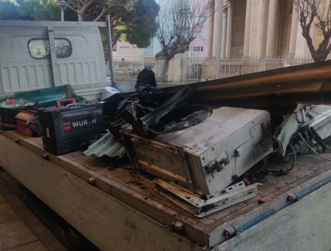 A fuoco la tettoia di una pizzeria a Sestri Levante