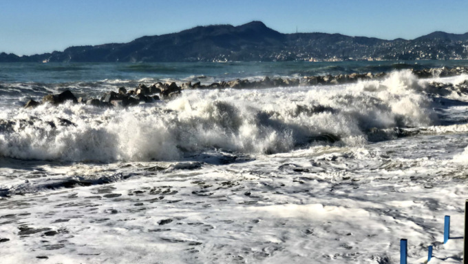 Avviso per mareggiata intensa domani sul Levante