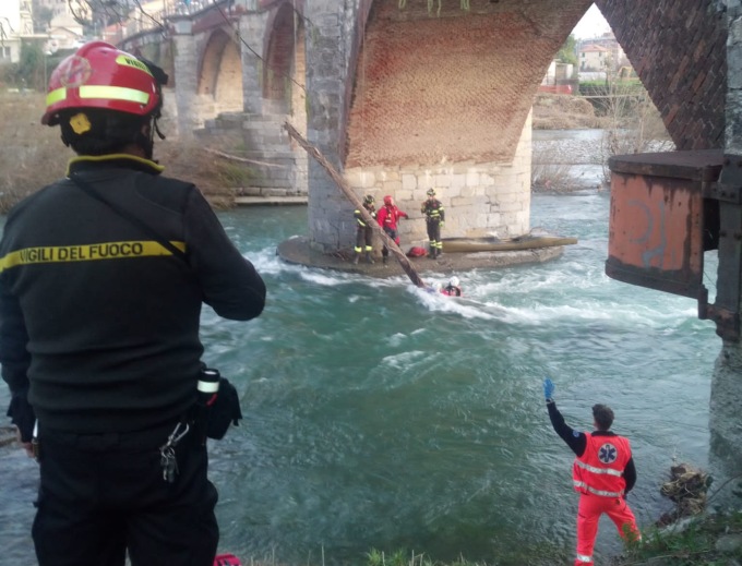 Morto in canoa, indagati i pompieri