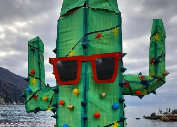 Il cactus-falò chiude le feste a Camogli