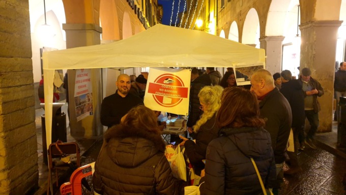 Chiavari, lunghe file per la raccolta firme contro le barriere fonoassorbenti