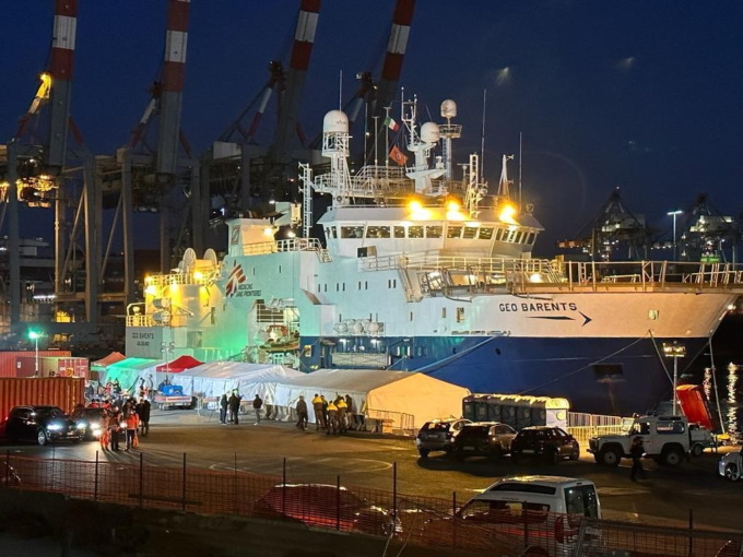 Geo Barents alla Spezia, avviata l’operazione di sbarco dei 237 migranti a bordo
