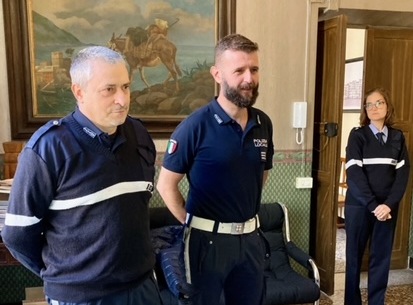 Fermarono tempestivamente i ladri, encomio per due agenti della Municipale