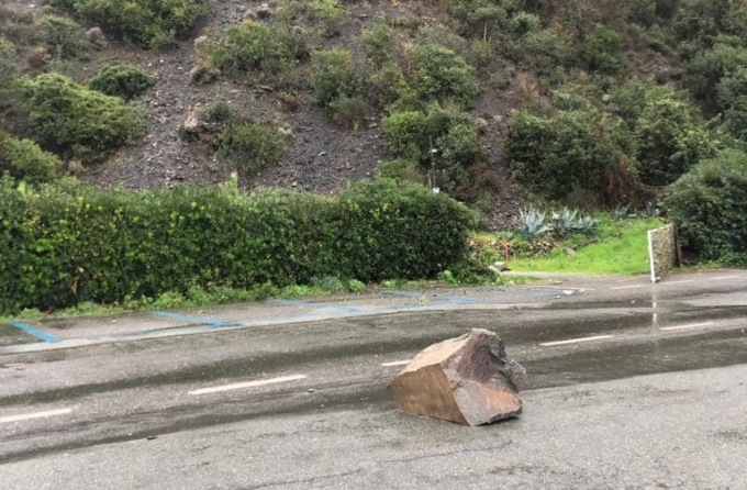 Maltempo, franato un masso a Renà