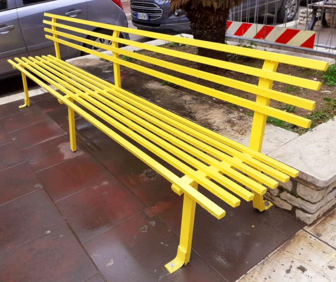 Una panchina gialla a Lavagna