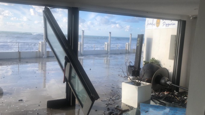 Mareggiata, gravi danni al Sol Levante di Cavi di Lavagna