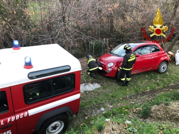 Uscio, auto finisce sul ciglio di una scarpata