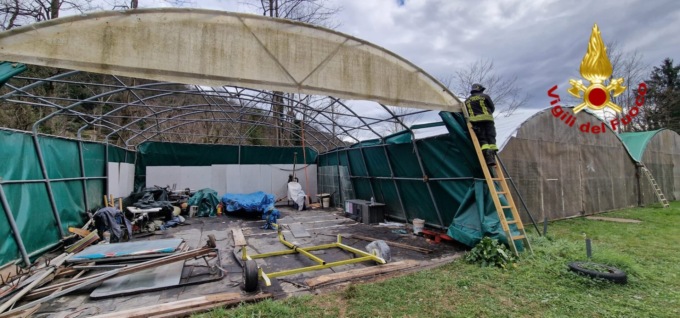 Hangar scoperchiato a San Colombano Certenoli