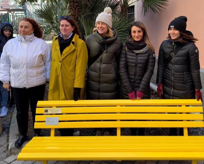 Inaugurata a Lavagna la “panchina gialla”