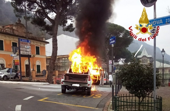 Auto in fiamme a Ruta di Camogli