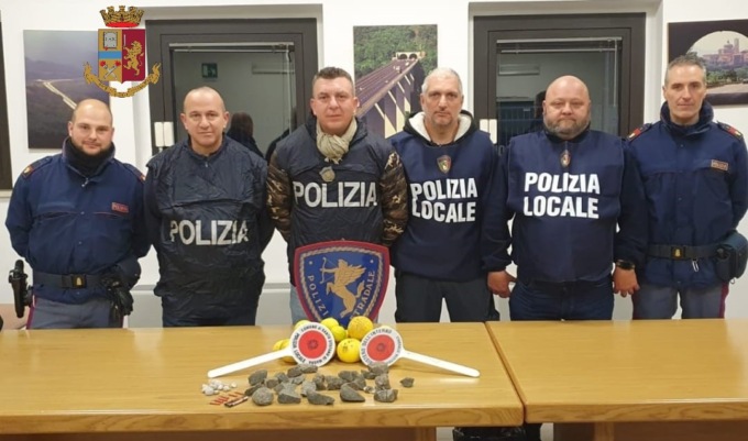 Tiravano sassi e limoni su auto da cavalcavia A15, arrestati tre giovani