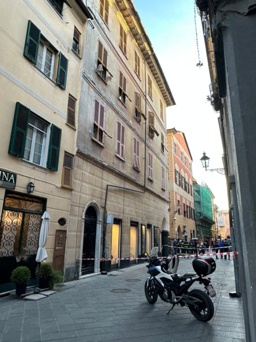 Chiavari, cadono calcinacci da un palazzo