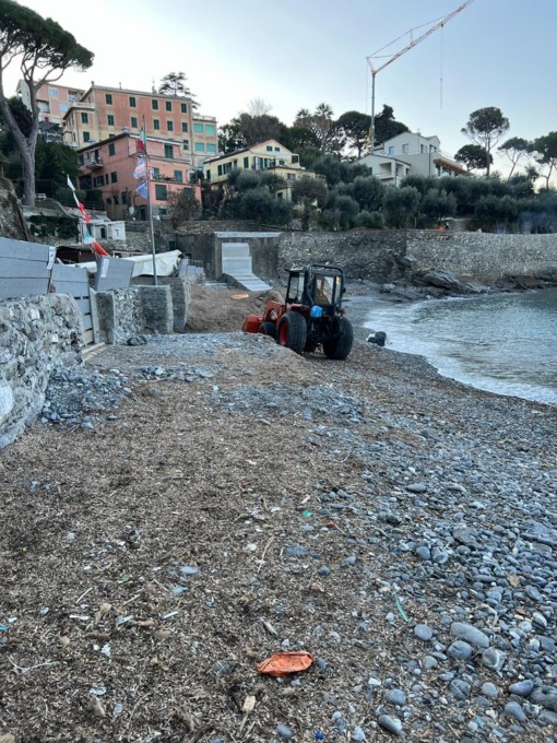 A Recco Spiaggia dei Frati chiusa per rimuovere la posidonia