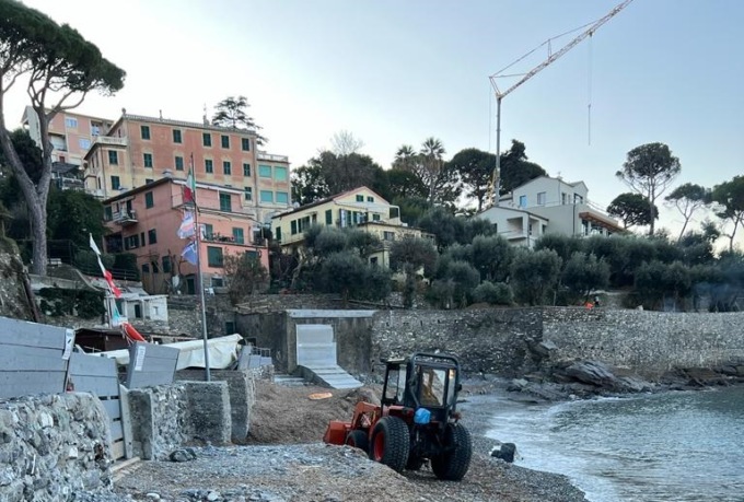 Spiaggia dei Frati chiusa per rimuovere la posidonia