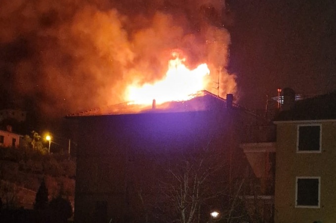 Tetto di una palazzina in fiamme a Calvari