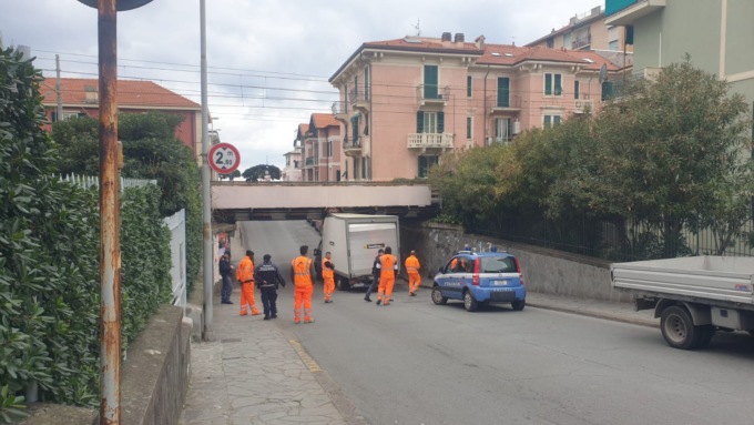 Chiavari, sottopasso di corso Montevideo bloccato da un camioncino