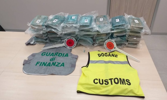 Occultava 60 kg di cocaina in un container di banane, arrestato trafficante 37enne