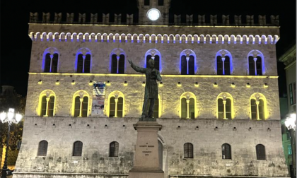 Un gesto di solidarietà, il palazzo della Cittadella illuminato con i colori della bandiera ucraina