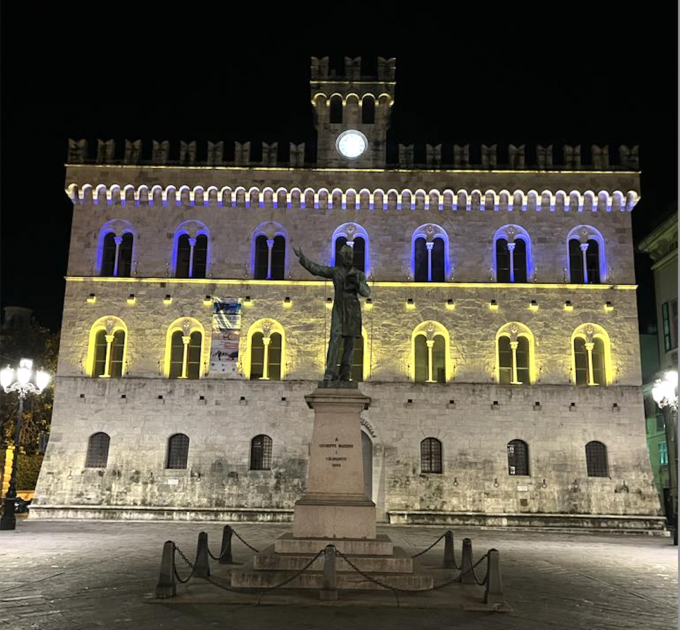 Un gesto di solidarietà, il palazzo della Cittadella illuminato con i colori della bandiera ucraina