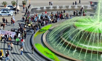 Fontana di De Ferrari fosforescente, colorata protesta degli ambientalisti