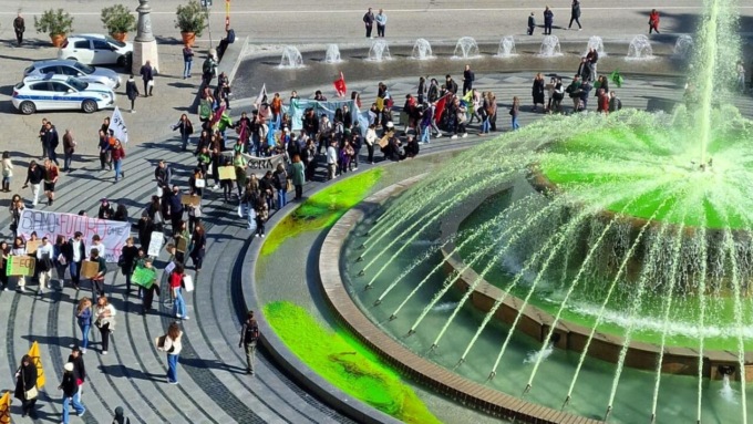 Fontana di De Ferrari fosforescente, colorata protesta degli ambientalisti