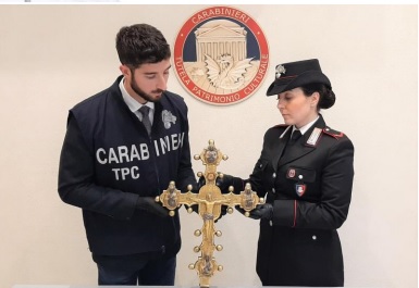 Oggi i Carabinieri di Genova restituiscono la Croce rubata alla Basilica di San Marco a Roma