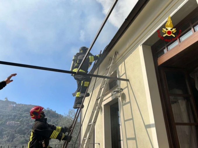 Tetto a fuoco, i pompieri non riescono a passare
