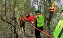 Si fa male ad una caviglia, donna soccorsa e trasportata in barella per due km