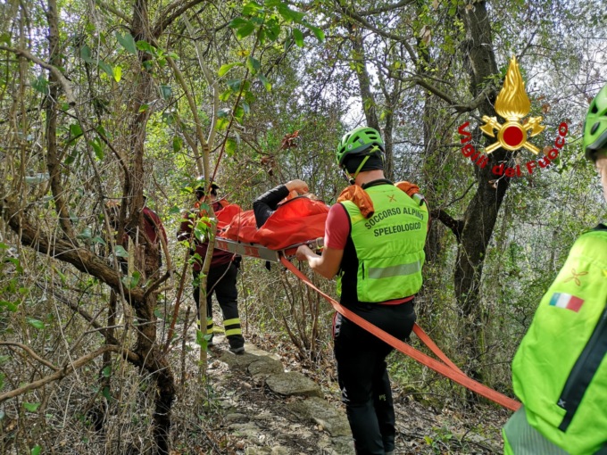 Si fa male ad una caviglia, donna soccorsa e trasportata in barella per due km