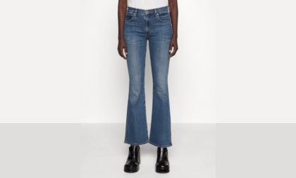 Bye bye skinny, i jeans bootcut sono il nuovo trend della primavera 2023: 5 idee per creare un look davvero chic