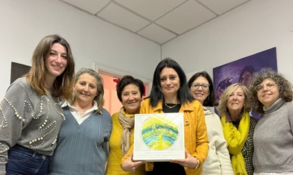 Rita Repetto dona a Telefono Donna un quadro della sorella Roberta