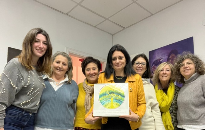 Rita Repetto dona a Telefono Donna un quadro della sorella Roberta