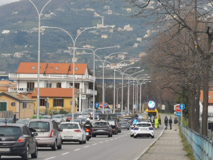 Incidente in viale Kasman, traffico bloccato