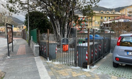 Nuova recinzione in via Pisa a Recco per difendere i cassonetti dall'attacco dei cinghiali