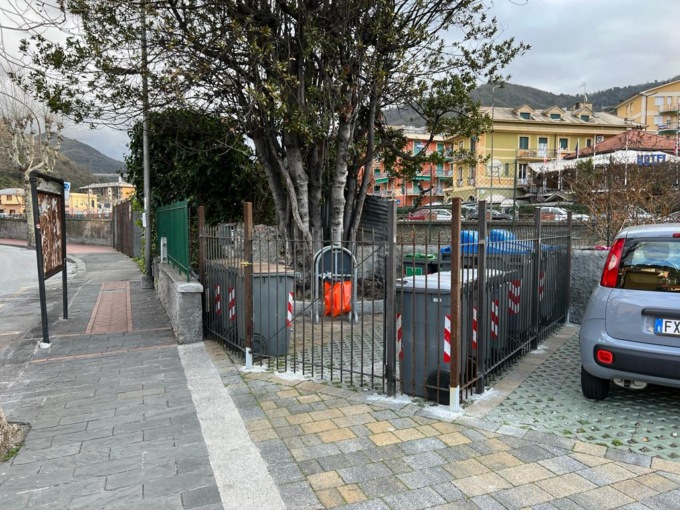 Nuova recinzione in via Pisa a Recco per difendere i cassonetti dall’attacco dei cinghiali