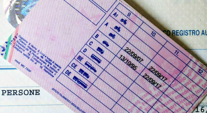 Tenta di fare l’esame della patente con l’auricolare, ma non riesce più a toglierlo