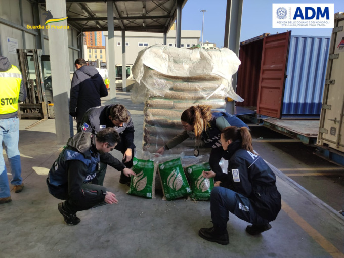 Sequestrate nel porto di Genova 382 tonnellate di pellet, denunciati 6 importatori