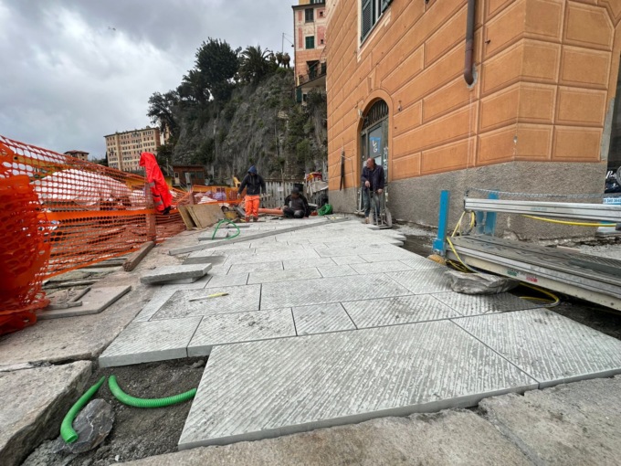 Riqualificazione calata del Porto a Camogli, iniziata la posa della pavimentazione