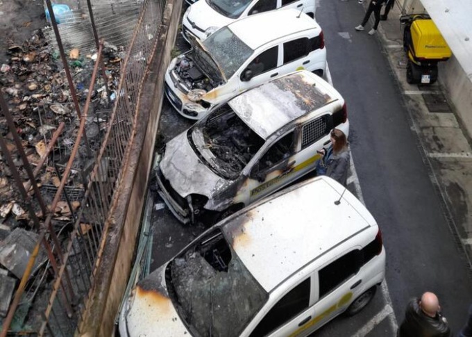 A fuoco tre auto delle Poste