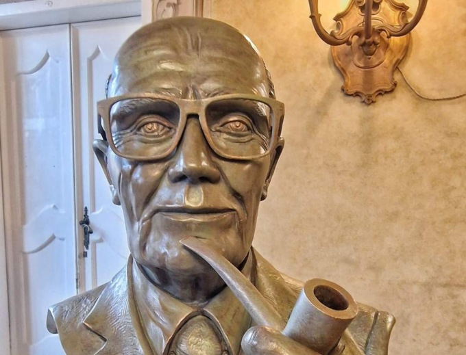 Una statua di Sandro Pertini in municipio fino al prossimo 21 aprile