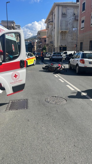 Incidente a Lavagna, pirata della strada investe centauro e scappa