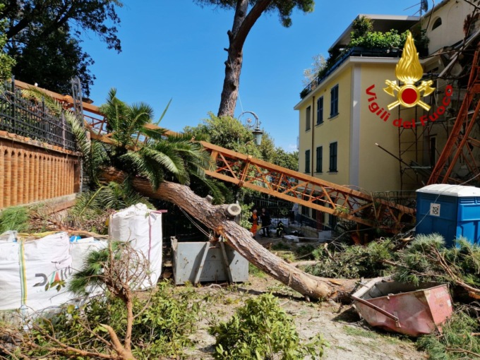 Gru crollata, si cercano eventuali persone coinvolte